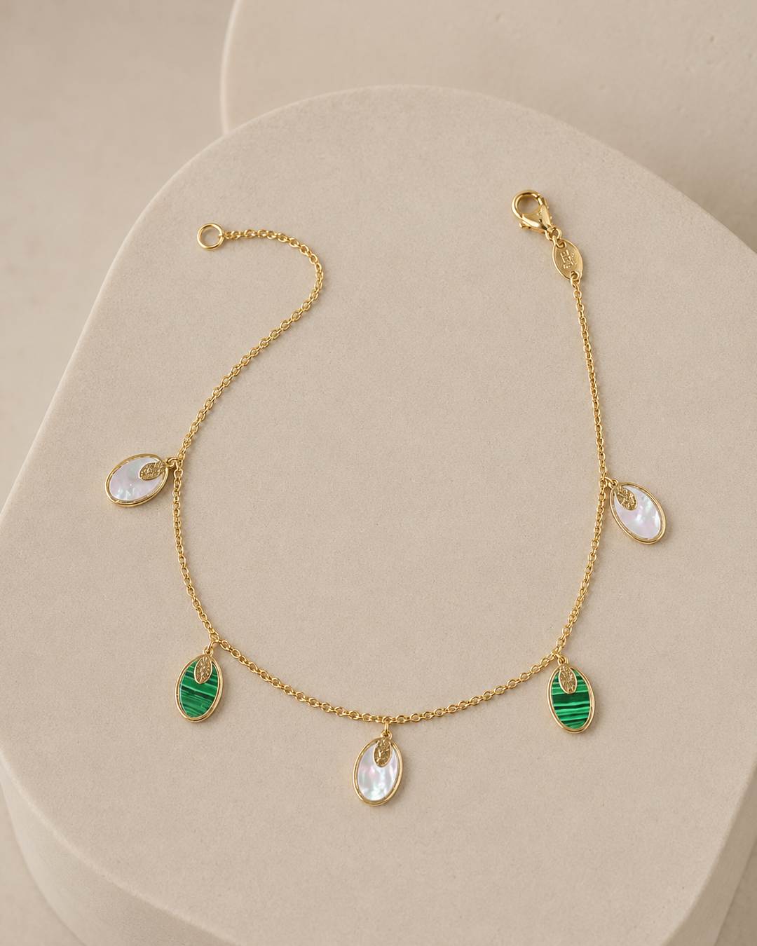CHIC DAINTY OVAL MEDALLION DROP BRACELET