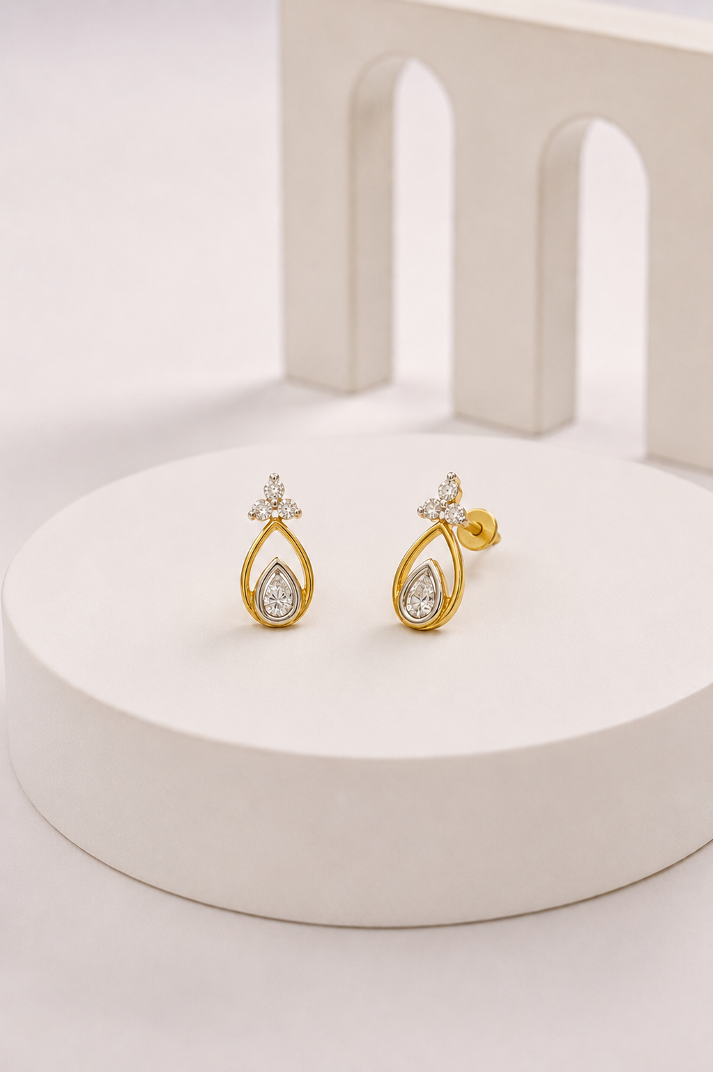 ROYAL CRYSTAL PEAR SHAPE STUD EARRINGS