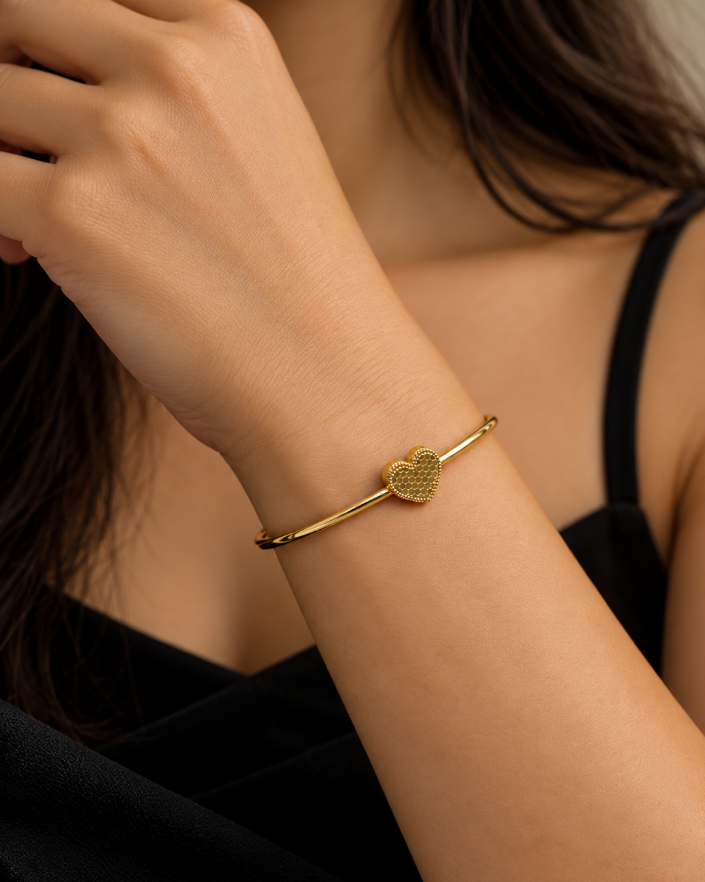HEART STATION HINGED BANGLE