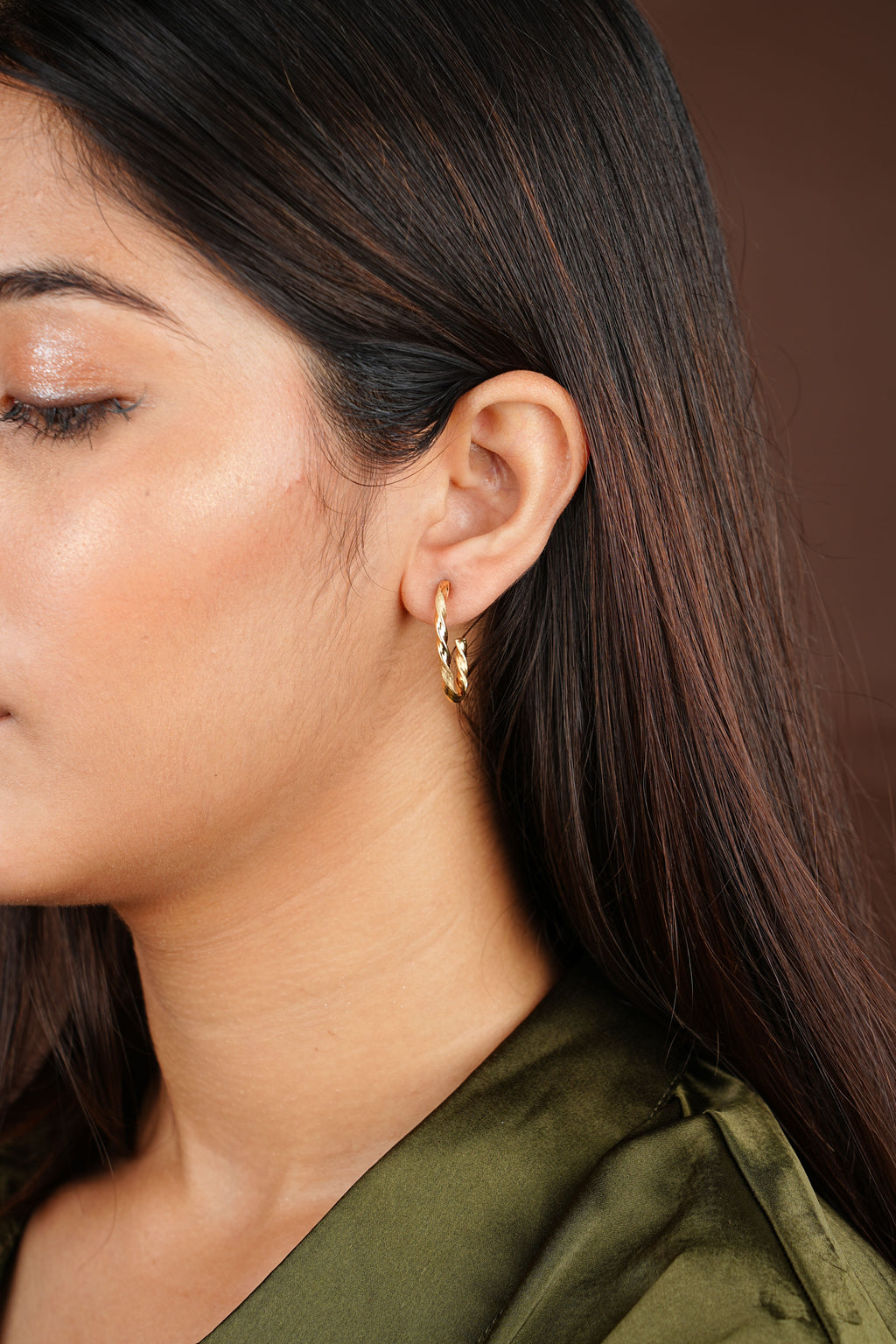 CURVED LOOP EARRINGS