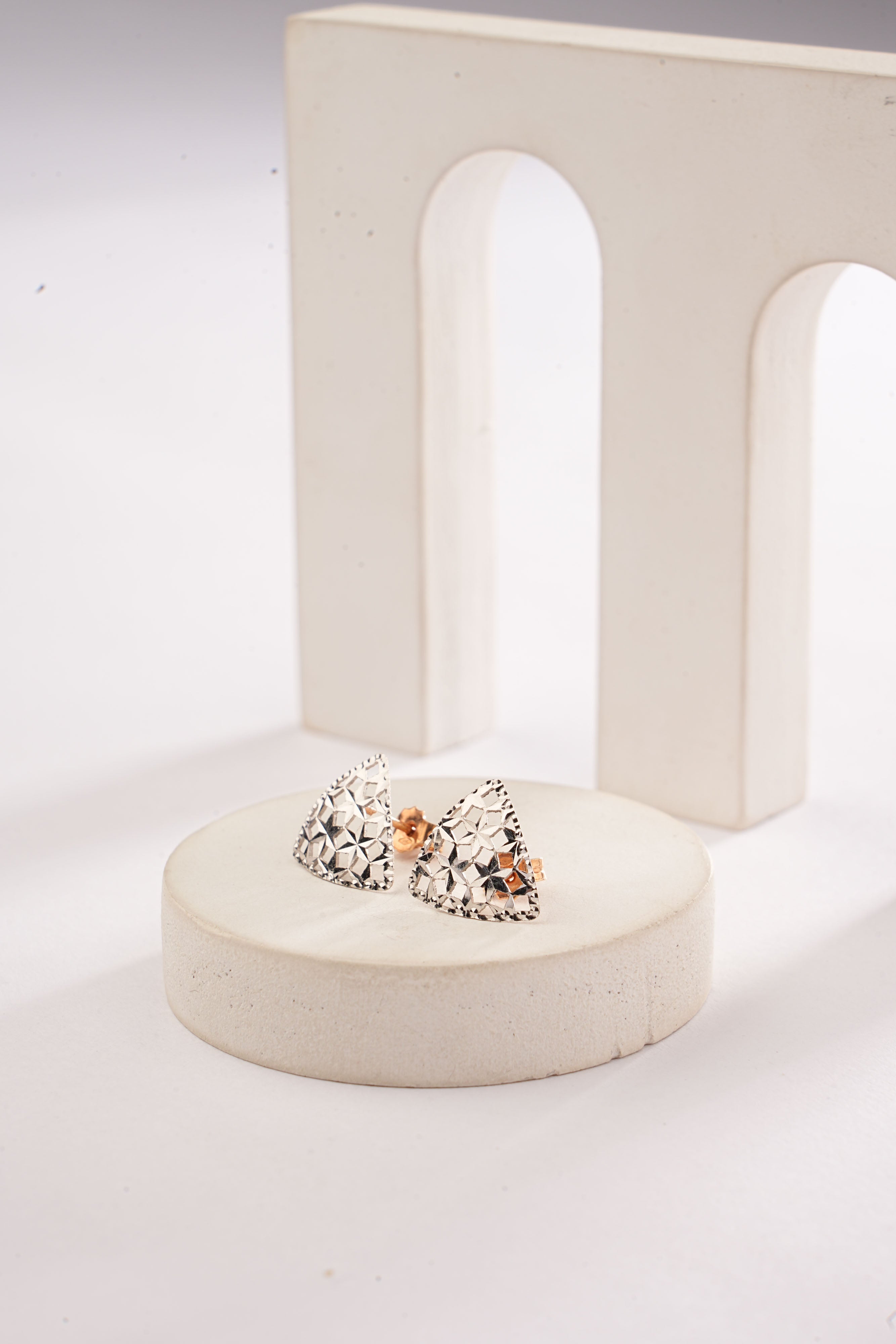 TRIANGLE NET EARRINGS