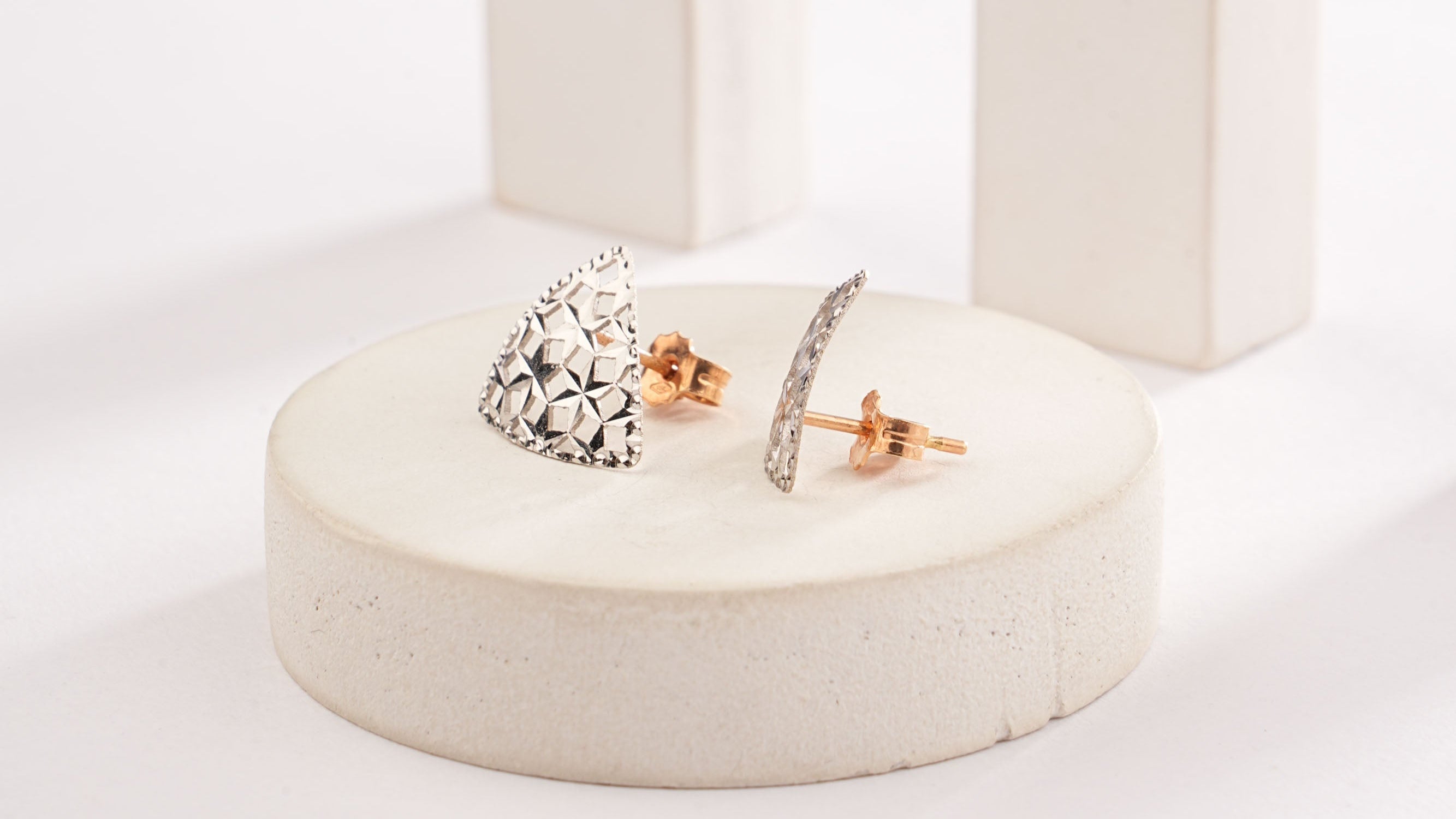 TRIANGLE NET EARRINGS