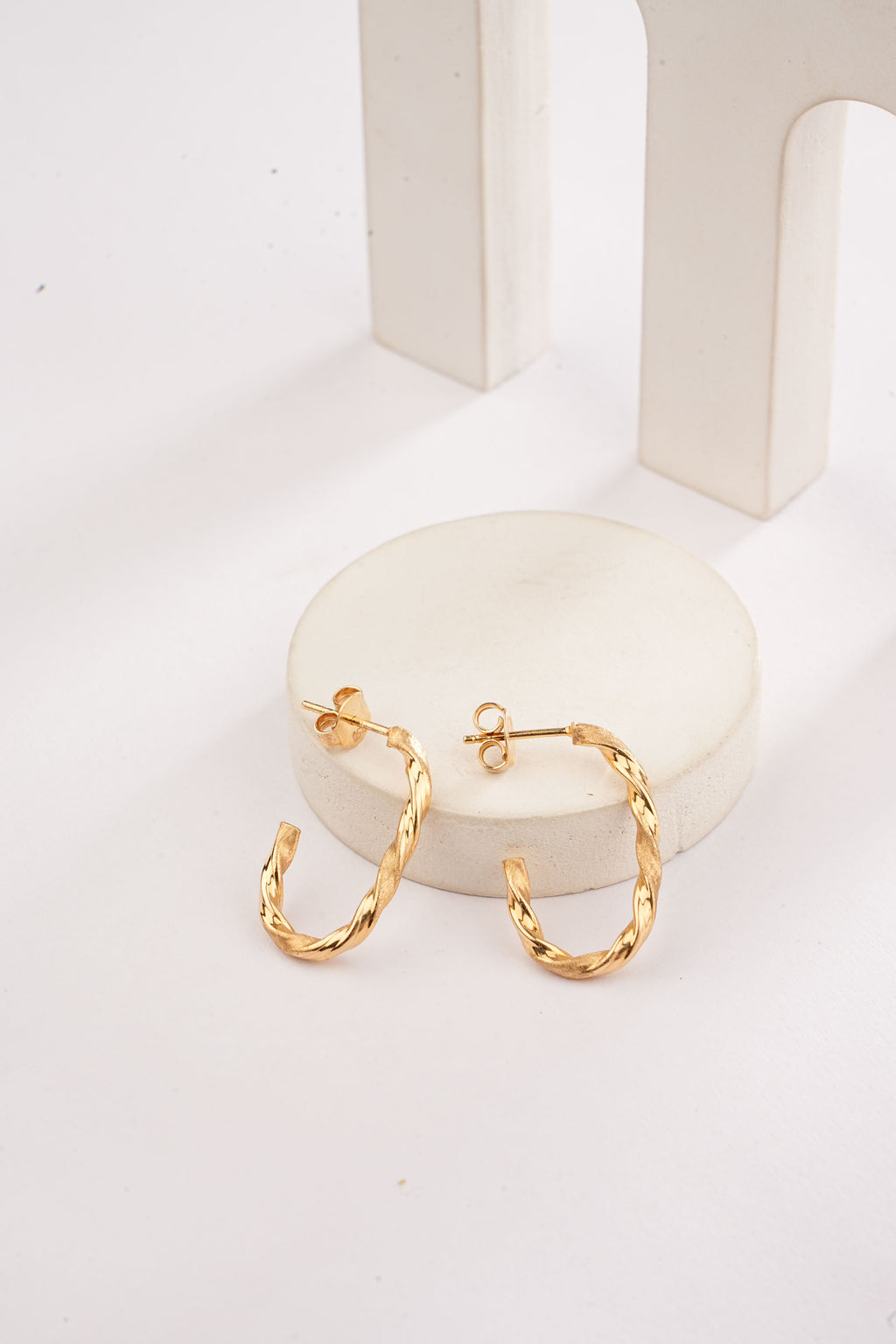 CURVED LOOP EARRINGS