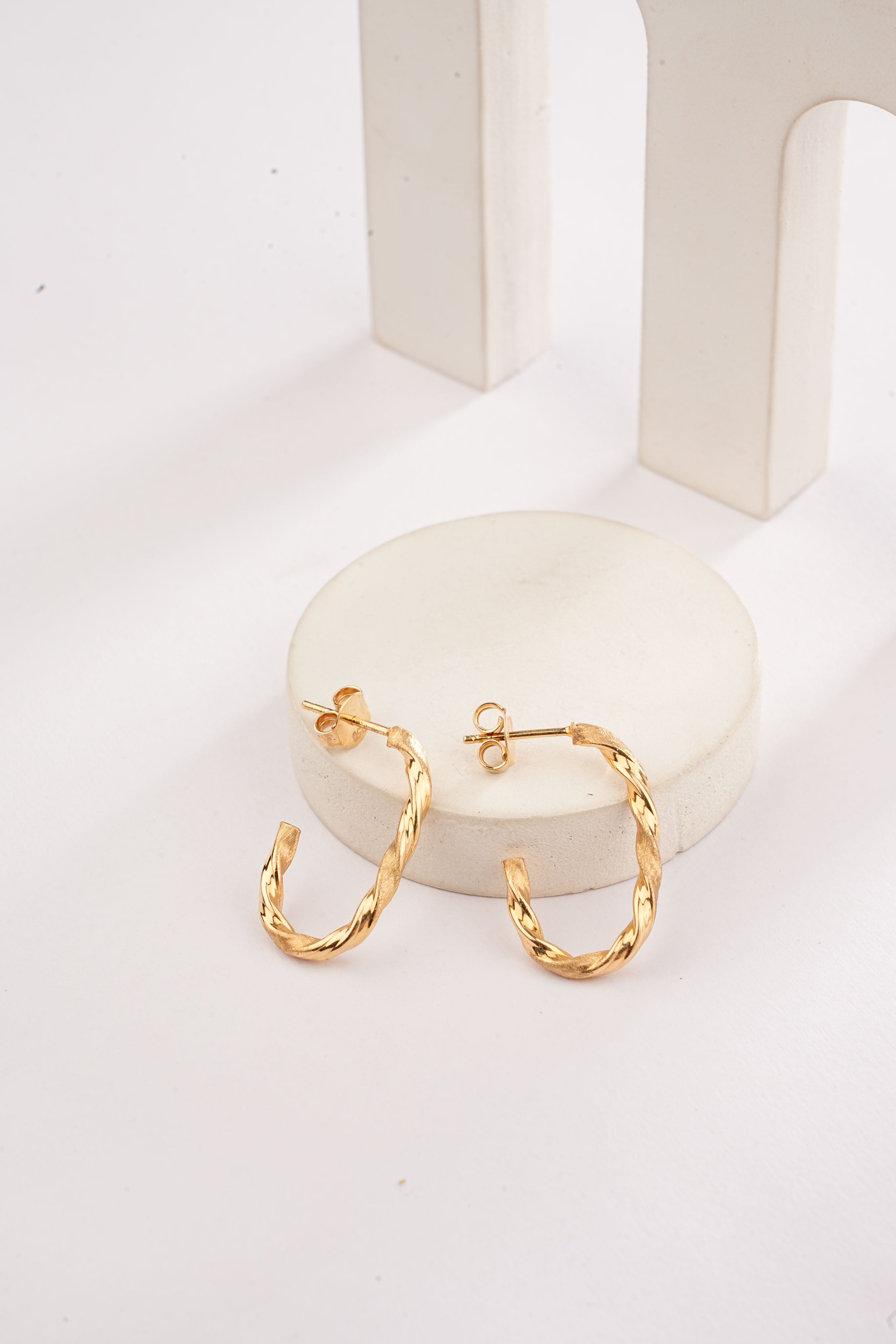 CURVED LOOP EARRINGS