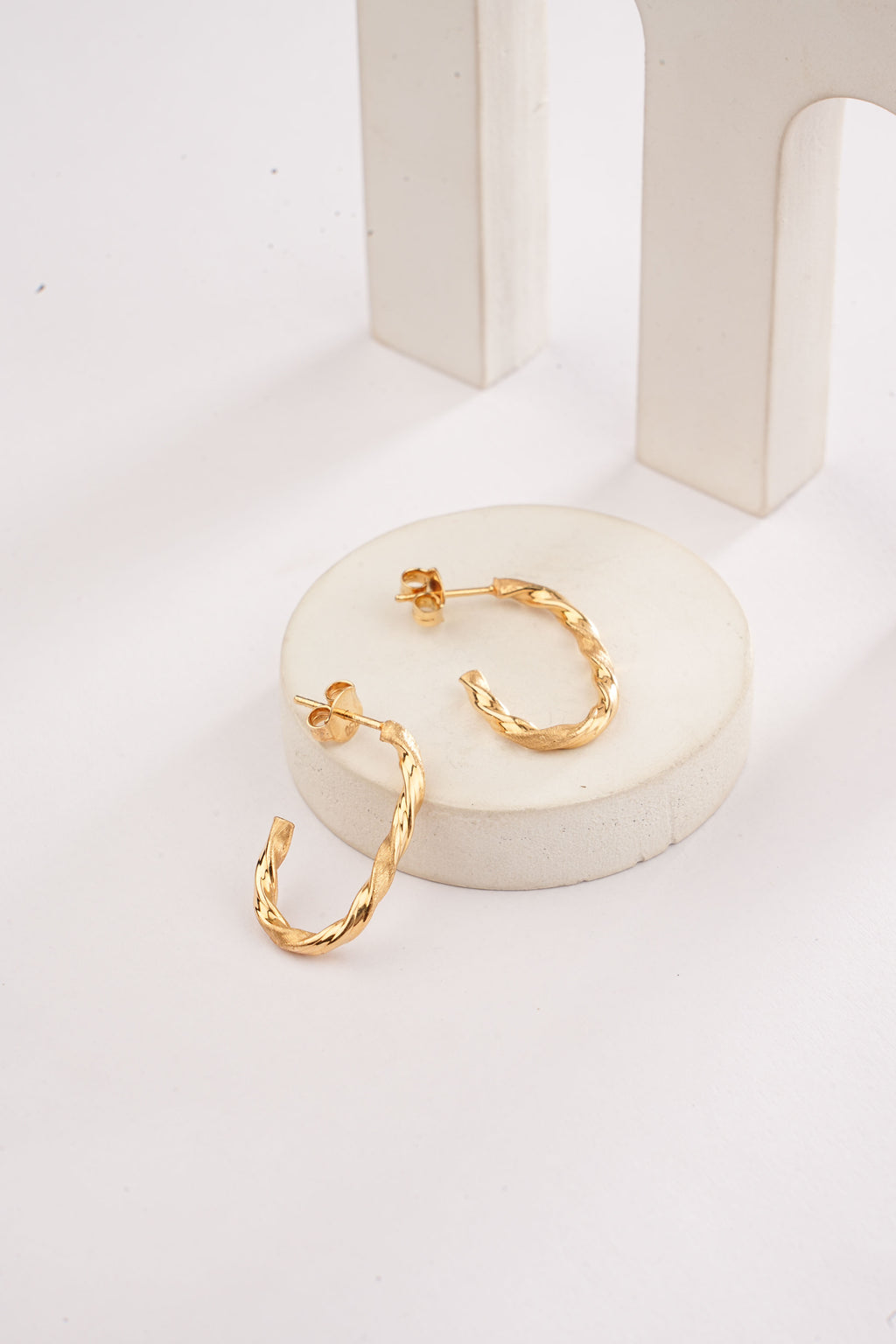 CURVED LOOP EARRINGS