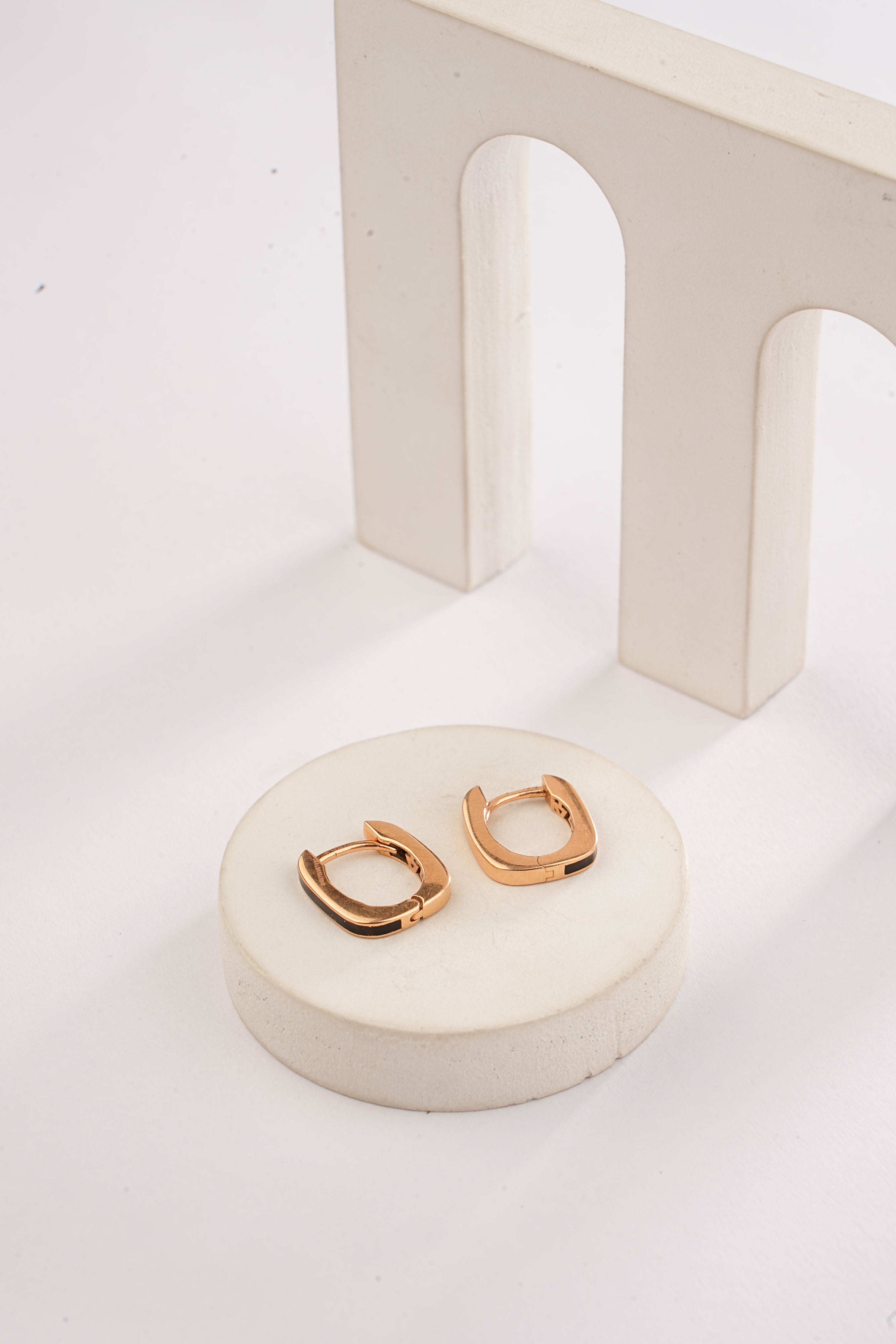 MINIMALISTIC U CURVED LOOPS EARRINGS