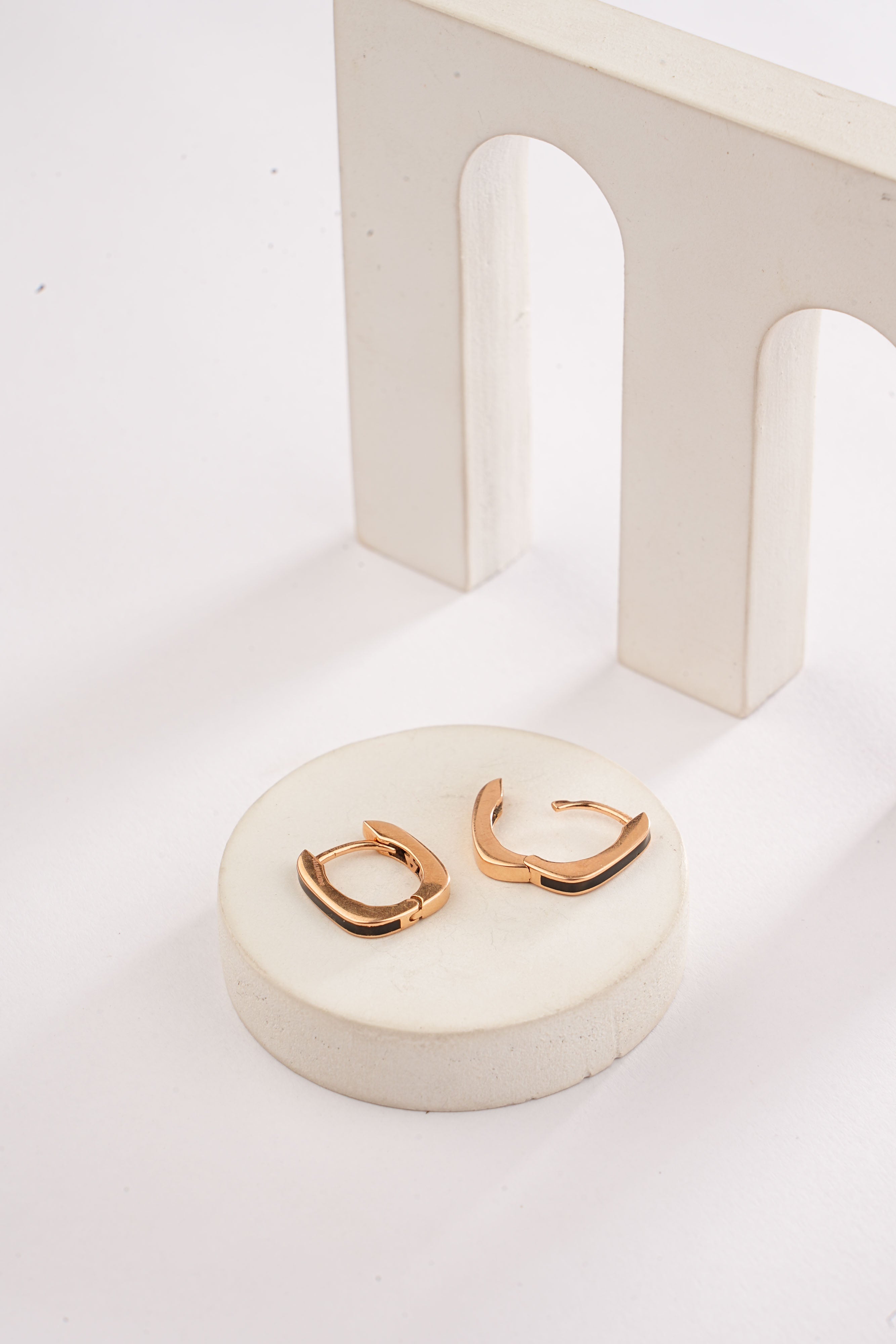 MINIMALISTIC U CURVED LOOPS EARRINGS